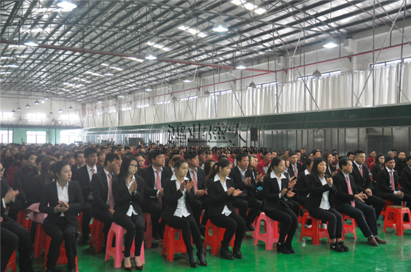 鴻業(yè)家具覃總正在為此次大會(huì)致開(kāi)幕詞